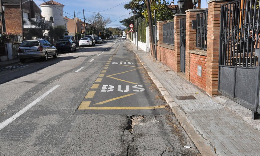 Clots a la calçada al carrer de les Orquídies, al barri de la Llosa