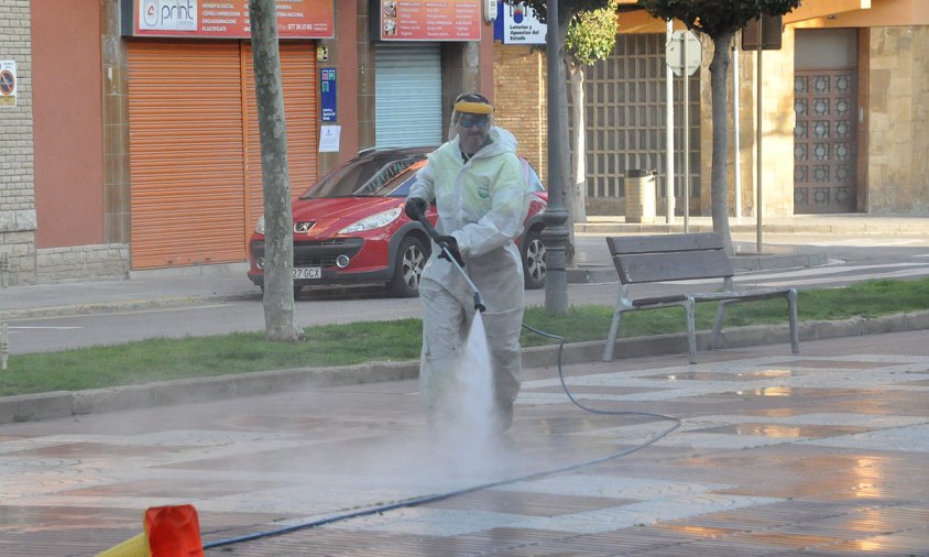 Un operari fent tasques de desinfecció, aquesta setmana passada