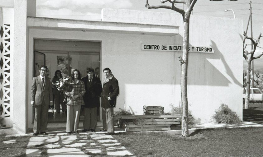Dos concursants d’un programa radiofònic davant l’oficina de turisme de Cambrils, 1974 / AMCAM (FONS OLEASTRUM). NÚM. REG. 12309-99-001
