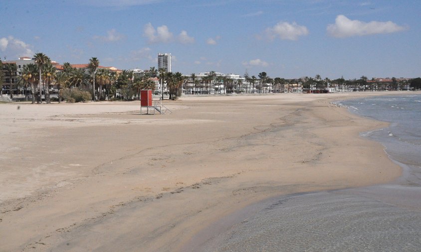 Platja del Regueral aquest passat diumenge al matí, sense gent ni xiringuitos