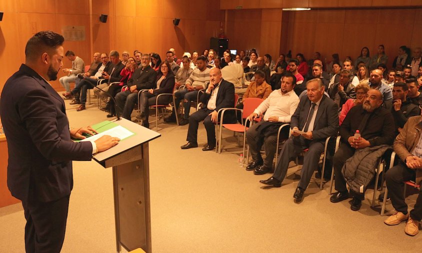 Imatge de la recepció institucional que es va fer a l'Ajuntament de Cambrils, l'any passat, amb motiu del Dia Internacional del Poble Gitano