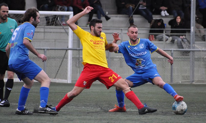 Moment del partit entre el Cambrils Unió i el Camarles