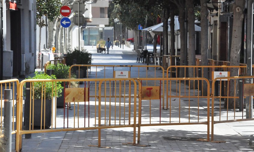 Aspecte d'un tram del carrer de Miquel Planàs tallat per les obres, aquest passt dijous