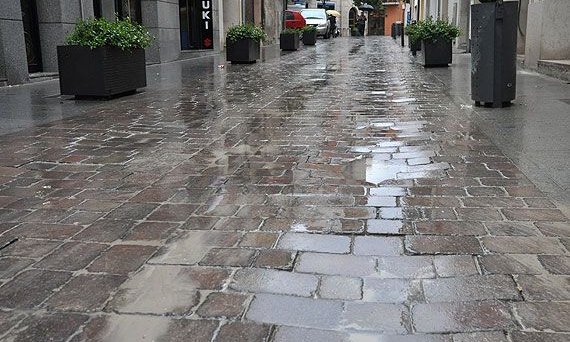 Aspecte que oferia ahir el carrer de Sant Plàcid, amb la capa de morter per sobre el paviment