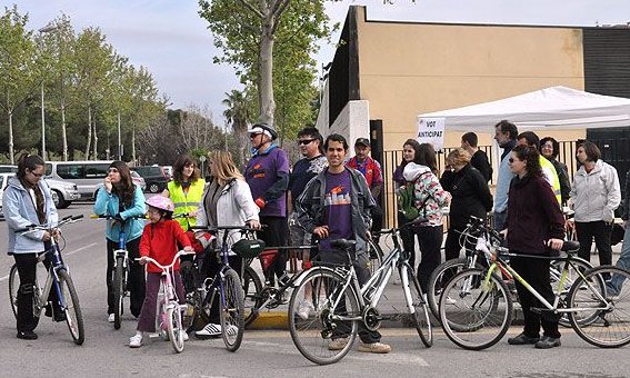 Imatge dels participants en la bicicletada, moments abans d'iniciar el recorregut