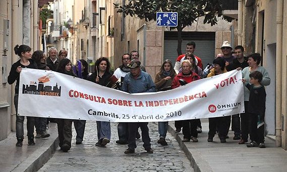 La cassolada al seu pas pel carrer de Cardenal Vidal i Barraquer, ahir al vespre