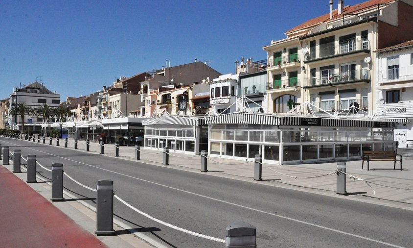 Façana del port deserta amb els establiments tancats, el primer cap de setmana de confinament, a meitats del mes de març