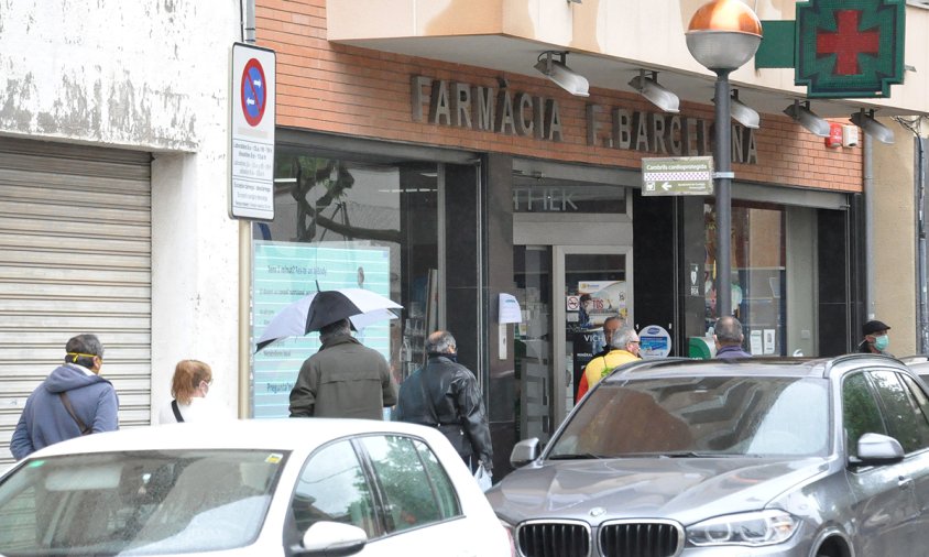 Cues a una de les  farmàcies cambrilenques, aquest matí