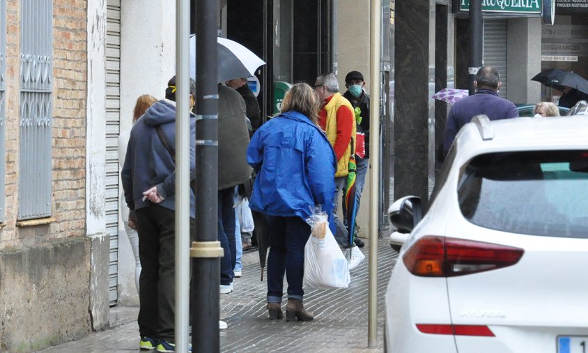 Cues a una farmàcia cambrilenca, aquest matí