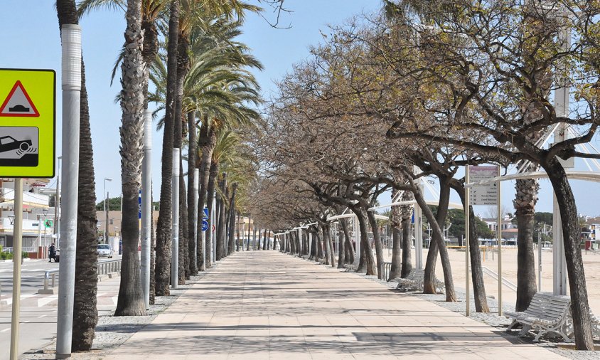 Passeig litoral de la platja del Regueral, completament buit, el diumenge 29 de març