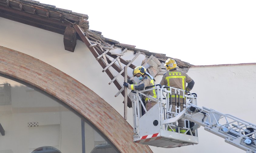 Els bombers han anat retirant part de la teulada caiguda