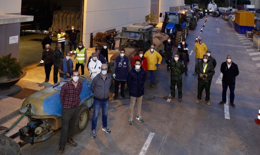 Grup de pagesos voluntaris en les tasques de neteja i desinfecció