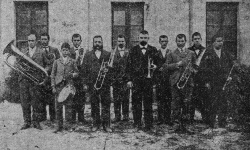 Fotografia de 1900 on es veu la Banda musical del Senyor Brú