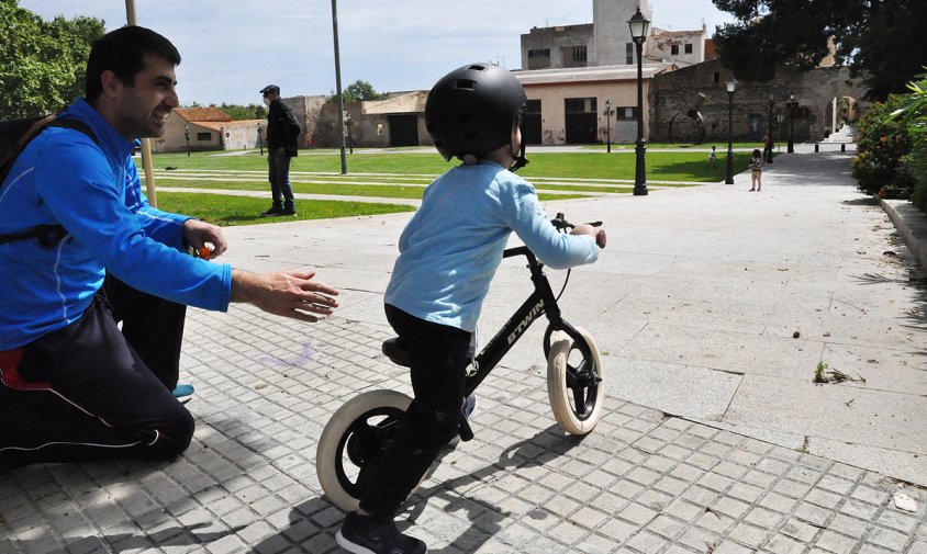 La plaça del Setge va ser un dels llocs on es podien veure pares i fills aprofitant aq1uest primer dia de desconfinament