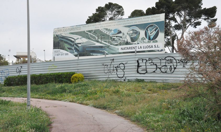 Aspecte de la tanca del solar on s'ha de construir l'hotel