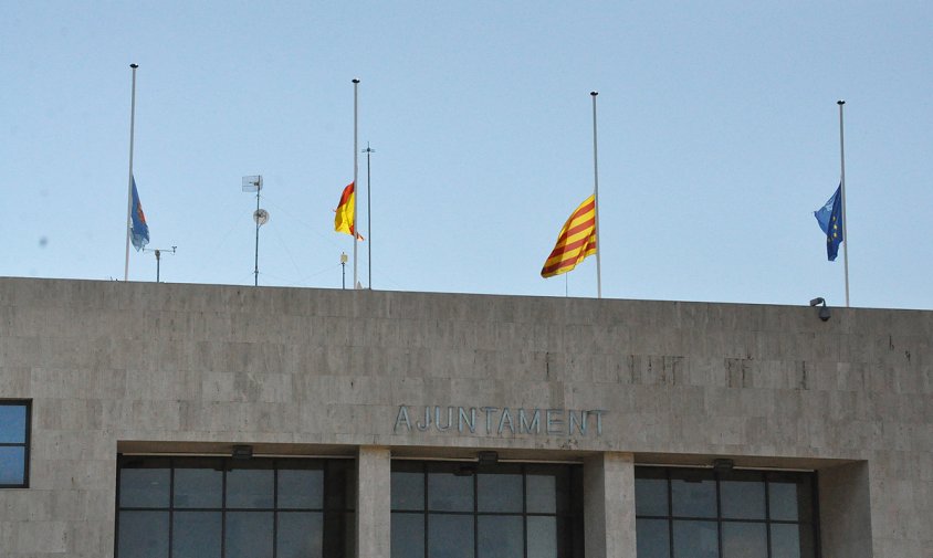 Banderes a mitja asta a l'edifici consistorial com a mostra de condol a les víctimes del coronavirus