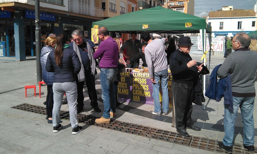 Parada de la iniciativa Free Junqueras, a la plaça del Pòsit el passat diumenge al matí