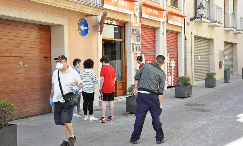 En aquesta fase que s'inicia avui la gent encara no pot accedir a l'interior dels comerços si no és amb cita prèvia