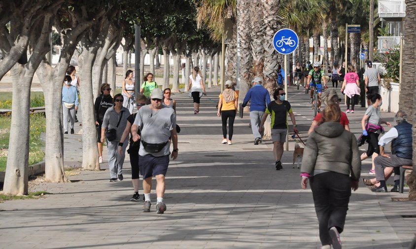 Imatge de gent passejant pel passeig de Ponent, el passat dissabte 2 de maig, en el primer dia de sortida per franges horàries