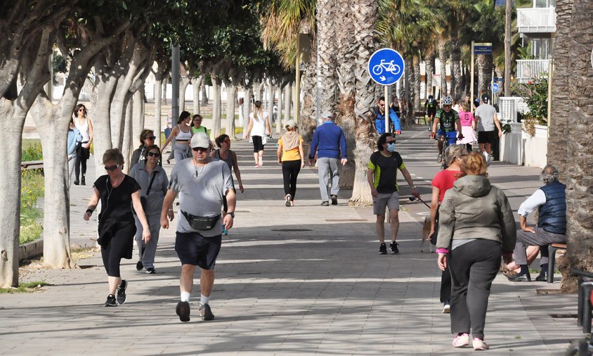 Gent passejant pel passeig de Ponent, a principis del mes de maig