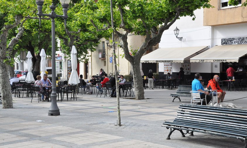 Terrassa oberta en un dels bars del passeig d'Albert, aquest matí