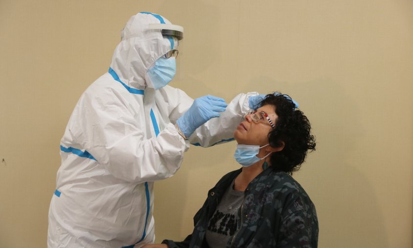 Imatge d'una infermera fent una prova PCR a una pacient al CAP de Sant Pere i Sant Pau, a Tarragona