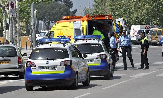 Agents de la Policia Local atenent una emergència dins el casc urbà de Cambrils, a finals d'aquest passat mes d'abril