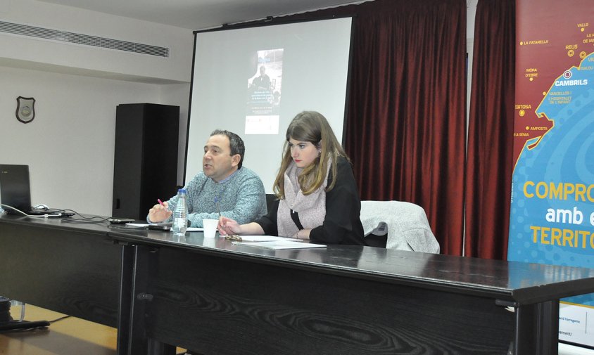 Presentació del projecte d'estudi, ahir al vespre a la Confraria de Pescador, a càrrec del director del Museu d'Història de Cambrils –Gerard Martí– i la historiadora Aïda Sánchez