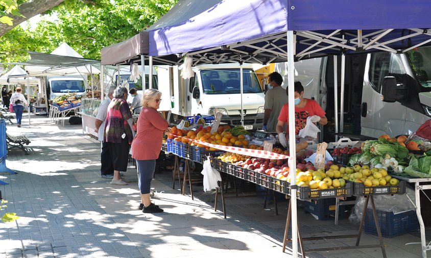 El mercadet ambulant ha reobert, avui, amb 11 parades d'alimentació