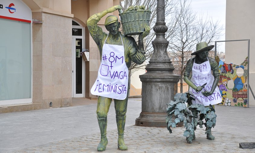 Les estàtues del veremador i la veremadora, amb davantals reivindicatius