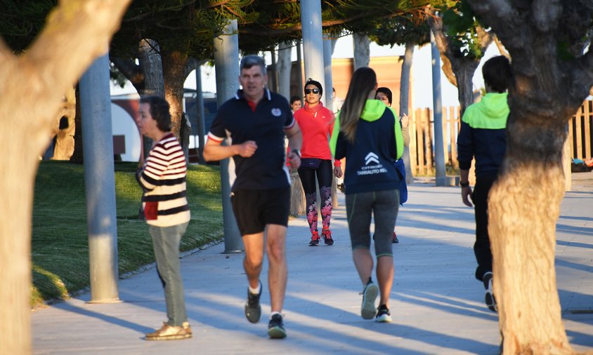 Gent passejant pel passeig litoral del Cavet, aquest passat dimecres al vespre