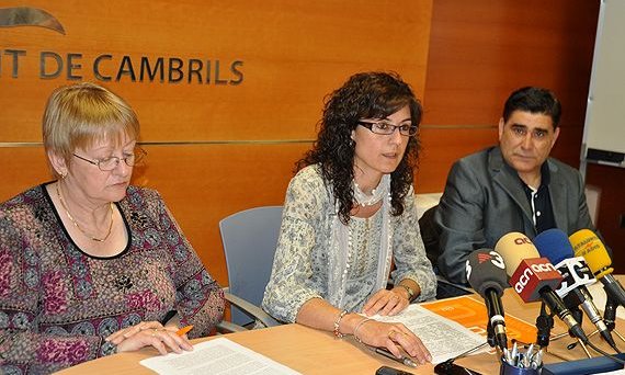 Carme Cros (PP) , Mercè Dalmau (CiU) i Xavier Martí (la PLIC), en un moment de la roda de premsa d'ahir al matí