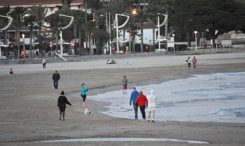 Gent a la platja del Regueral el 2 de maig, el primer dia que es va permetre els passejos i l'esport a l'aire lliure