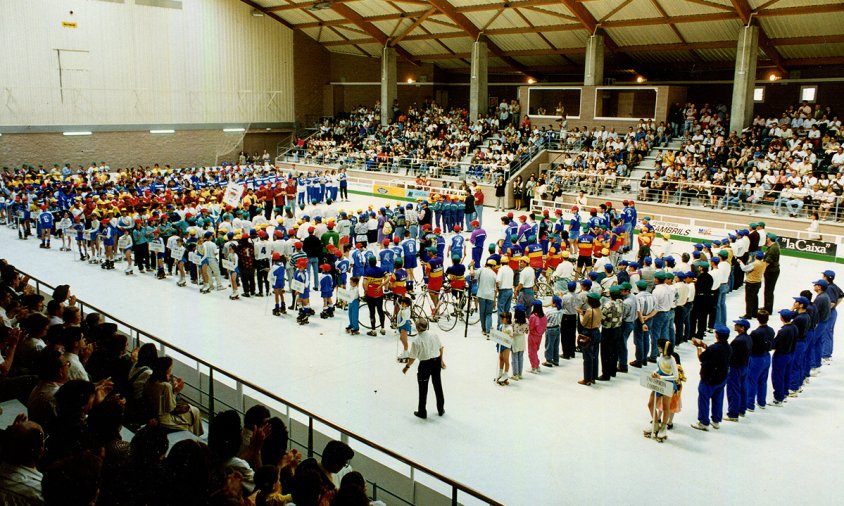 Desfilada esportiva al nou pavelló esportiu, el dia de la inauguració oficial, avui fa 25 anys