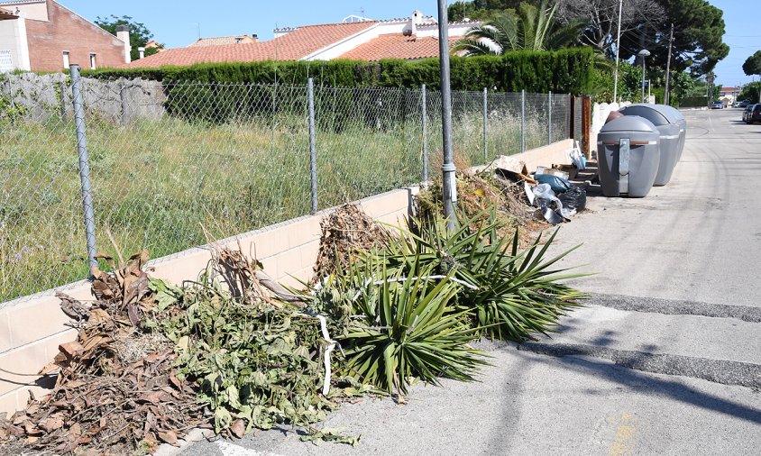 Aspecte de la runa acumulada al costat de la bateria de contenidors, ahir a la tarda