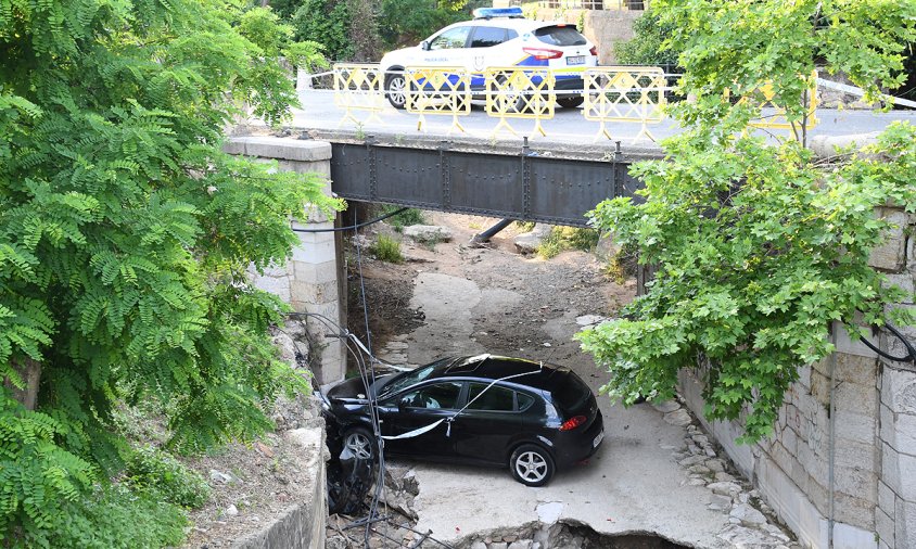 El vehicle ha quedat encastat al fons del barranc