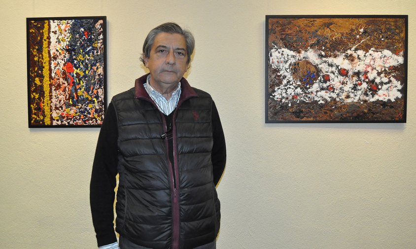 Josep Safont al costat de dues de les seves obres exposades a la sala El Pati