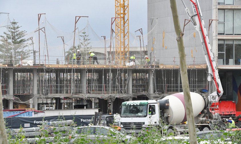 Una de les construccions que es troben a mig fer, al costat de l'Ateneu Juvenil