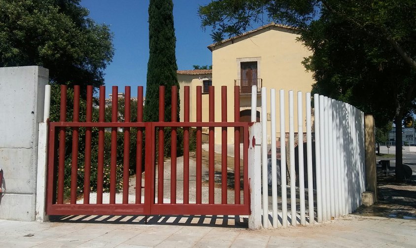 El Molí de les Tres Eres amb les noves portes de la tanca exterior