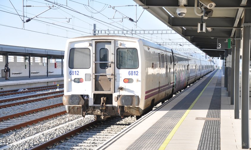 Imatge d'arxiu d'un tren sortint de la nova estació de tren de Cambrils