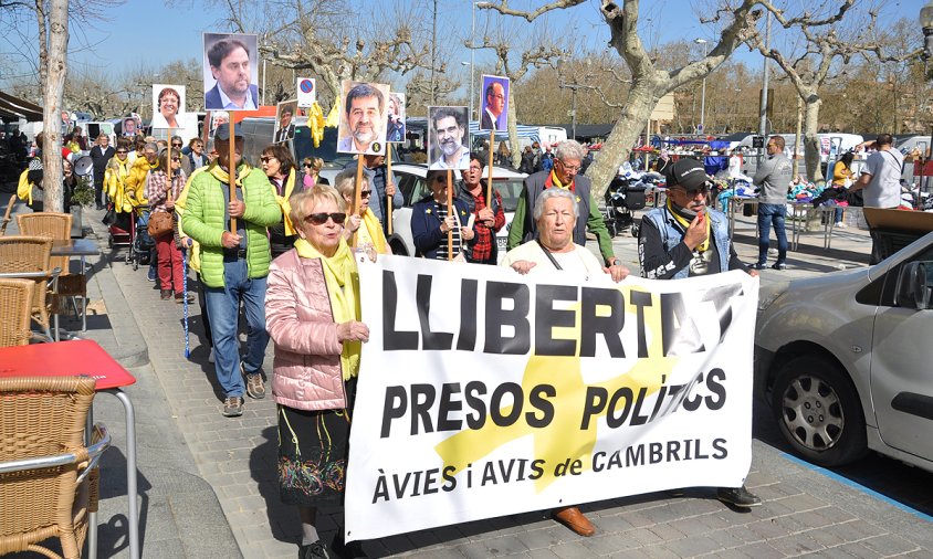 Un moment del pas dels Avis i Àvies pel passeig d'Albert, en la concentració del dia 11 de març, la darrera que es va fer abans de l'esclat de la pandèmia de coronavirus