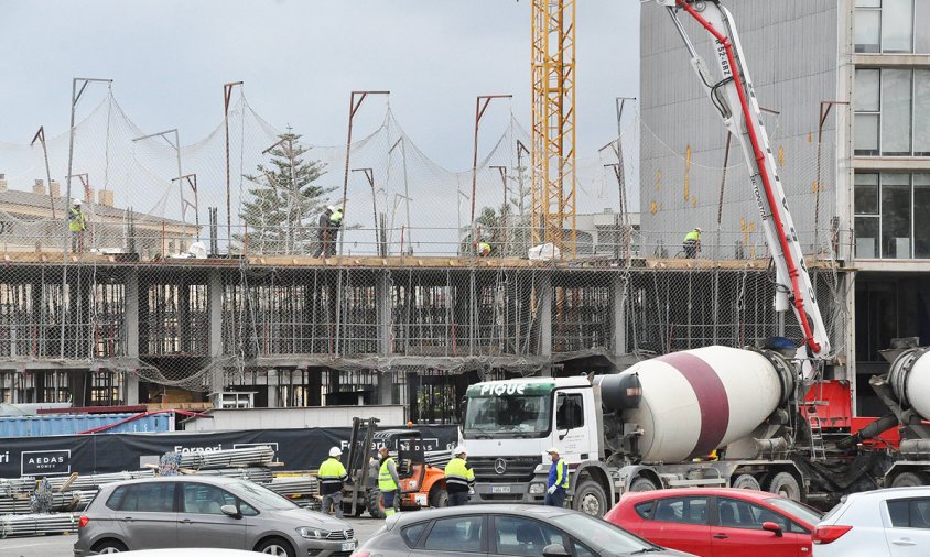 Edifici en obres al costat de l'Ateneu Juvenil