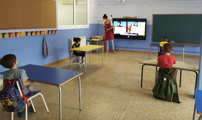 Alumnes d'educació infantil dins de l'aula al col·legi Cardenal Vidal i Barraquer, aquest matí