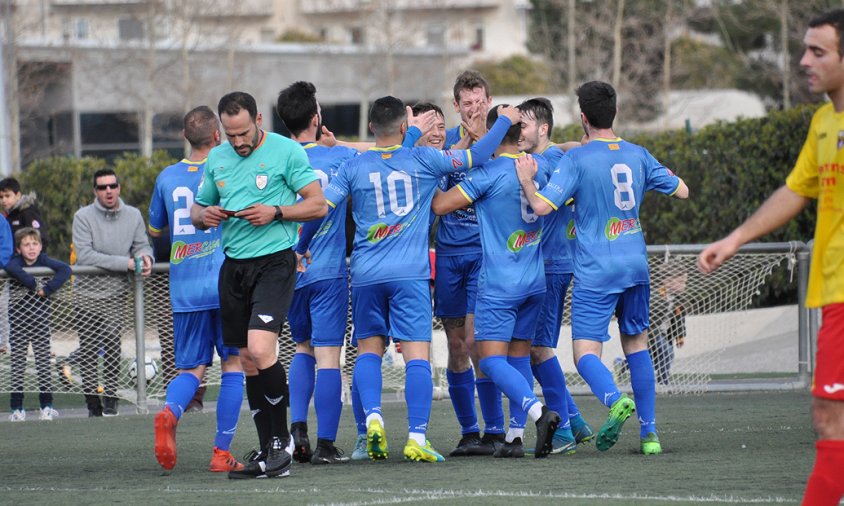 Imatge d'arxiu dels jugadors del Cambrils Unió celebrant un gol