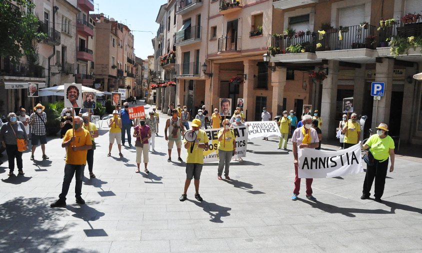 Els Avis i Àvies a la conecntració d'avui, a la plaça de la Vila