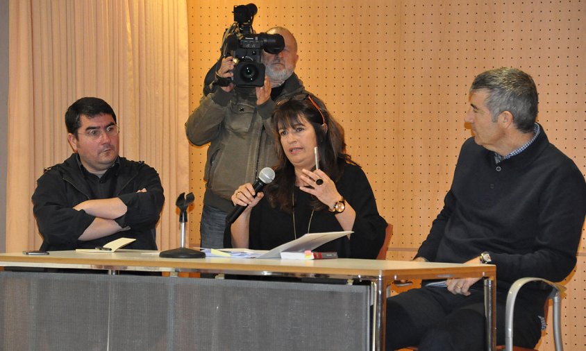 Dani Pallejà, Sara Uceda i Lluís Salas, en l'assemblea de la Plataforma d'Afectats, aquest passat dissabte al matí