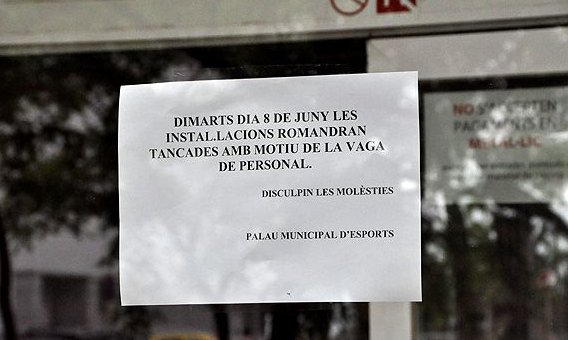 Cartell advertint de la vaga a les portes del Palau Municipal d'Esports