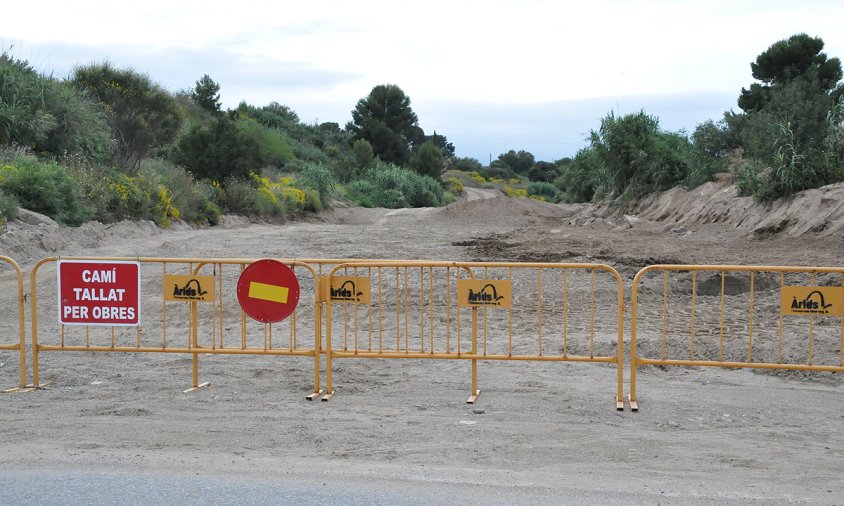 Tanques a la riera de Riudoms amb els cartells d'una empresa d'àrids, a principis d'aquest mes de juny