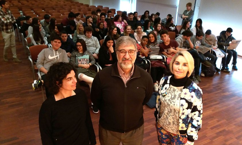 Imatge de la primera sessió del teatre fòrum que es va fer ahir