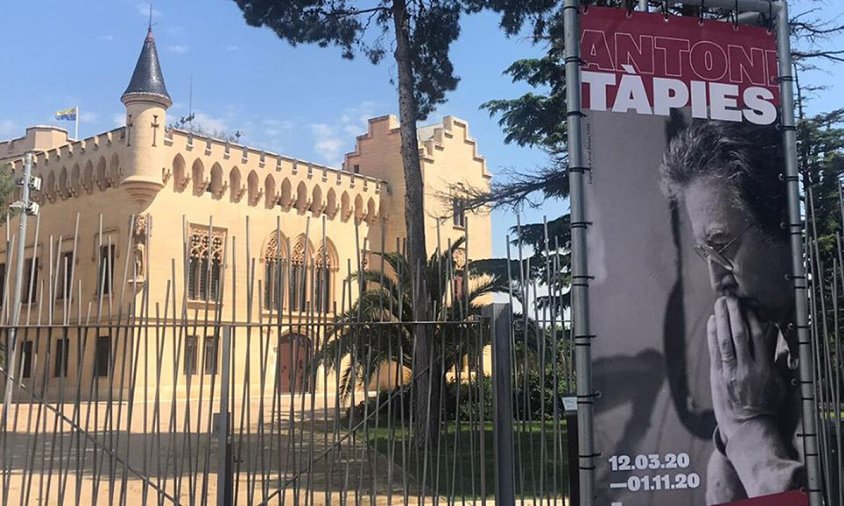 Imatge del Castell de Vila-seca i el cartell de l'exposició